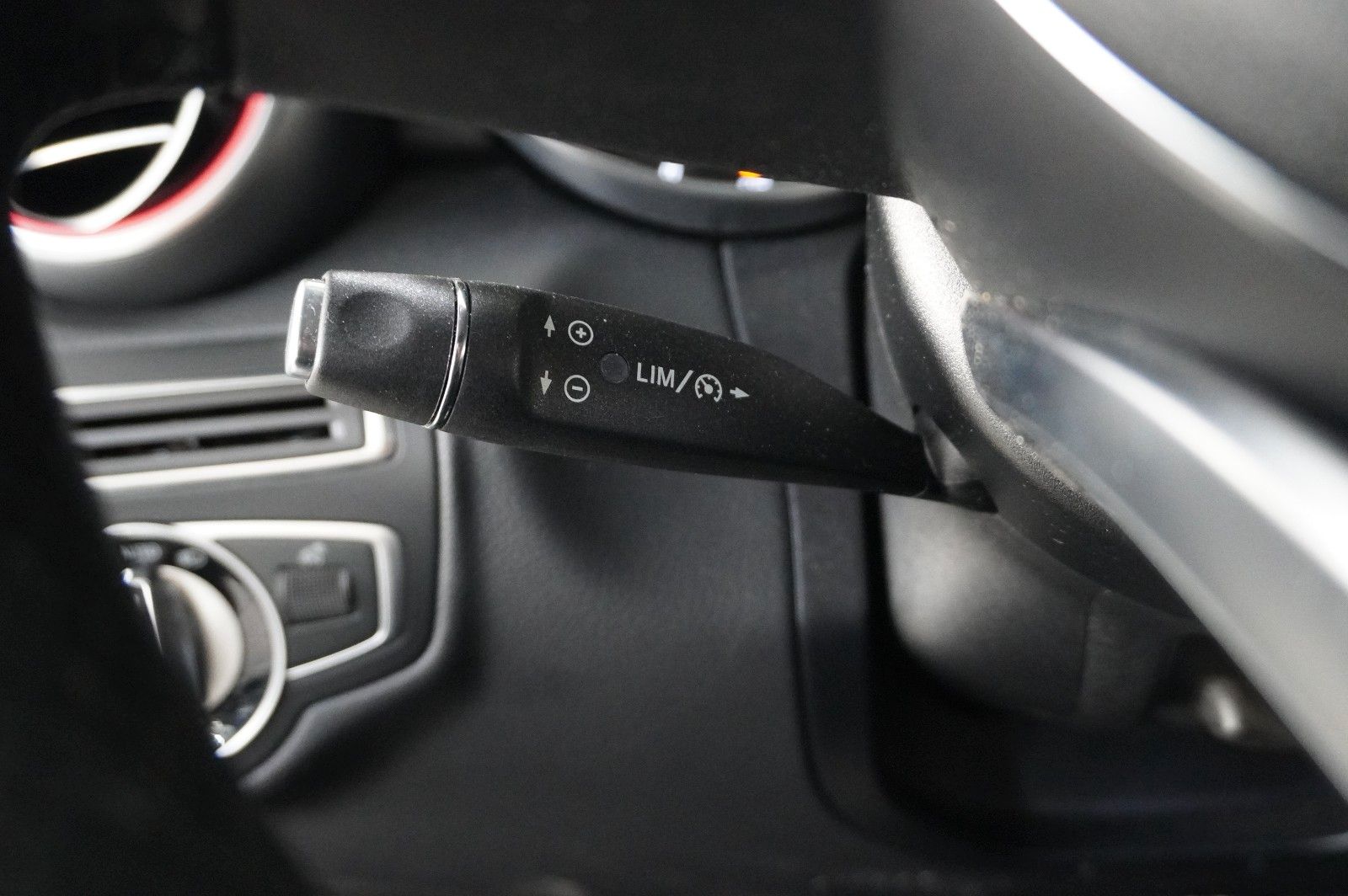 Fahrzeugabbildung Mercedes-Benz C 180 COUPE SPORT NAVI/LED/KAMERA/SPORT/SHZ/AMG