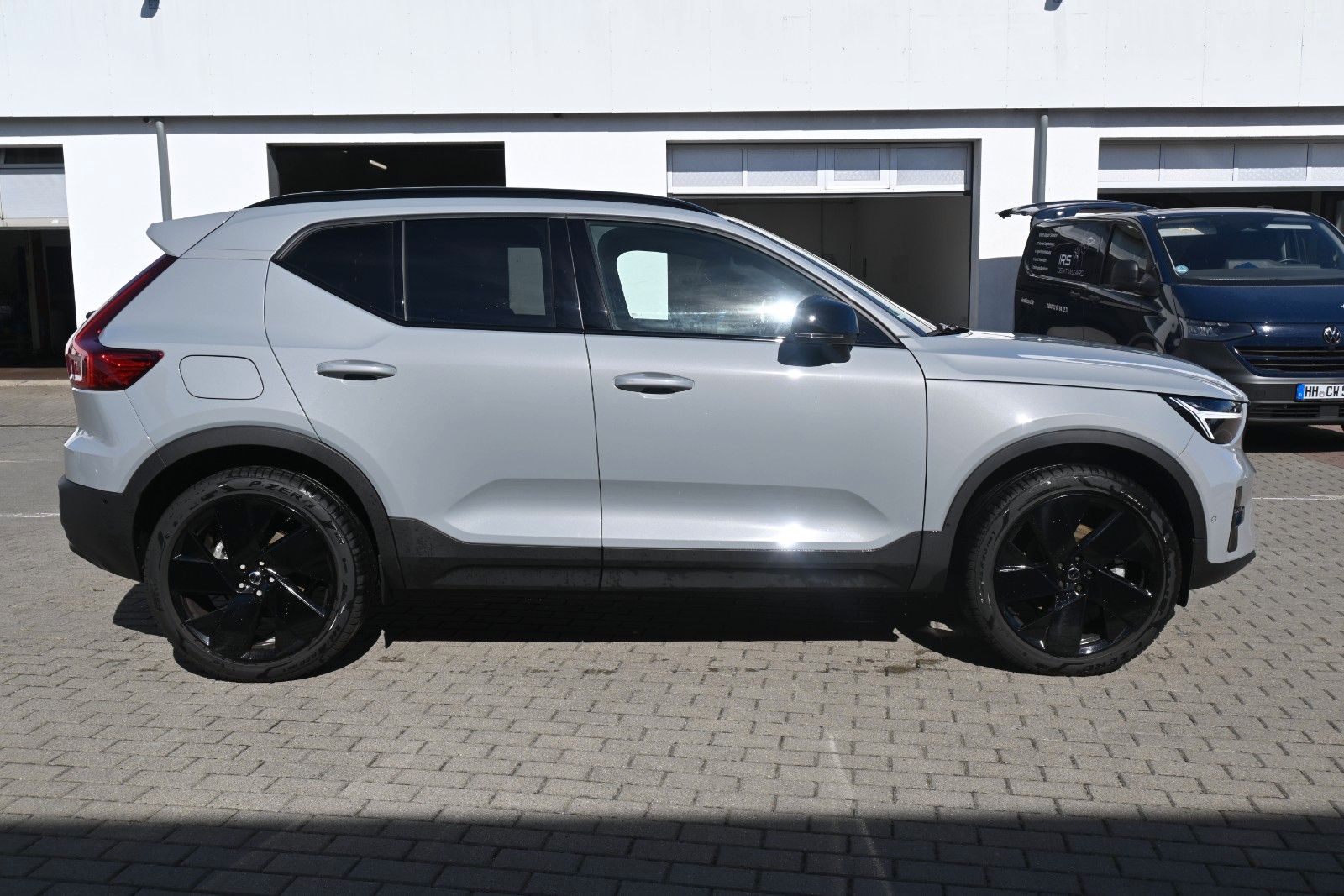 Fahrzeugabbildung Volvo XC40 B4 DKG Plus Black*STDHZG*Pixel*360°*20"
