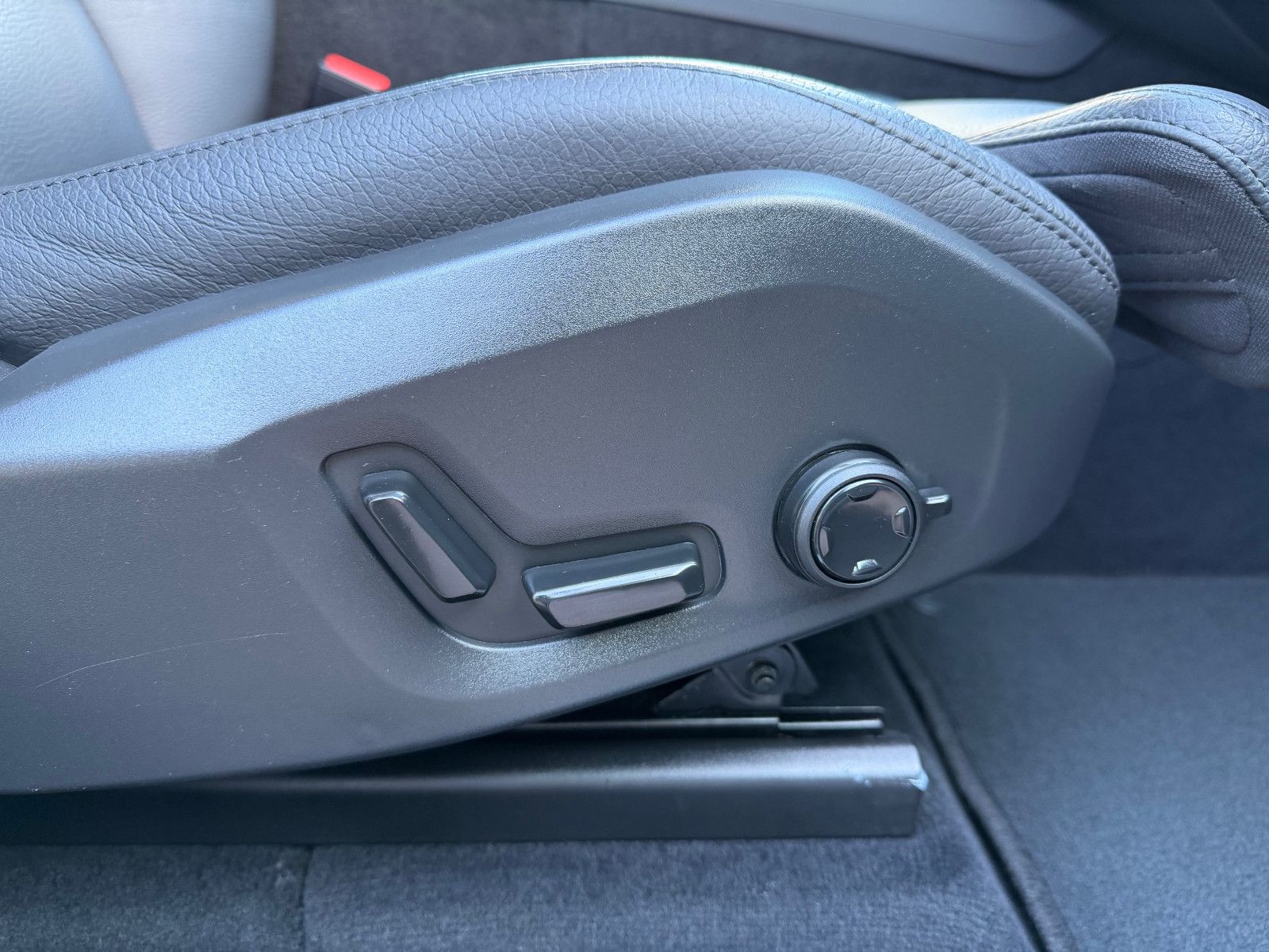 Fahrzeugabbildung Volvo XC60 B5 D Ultimate Dark AWD*STHZG*PANO*360°*ACC