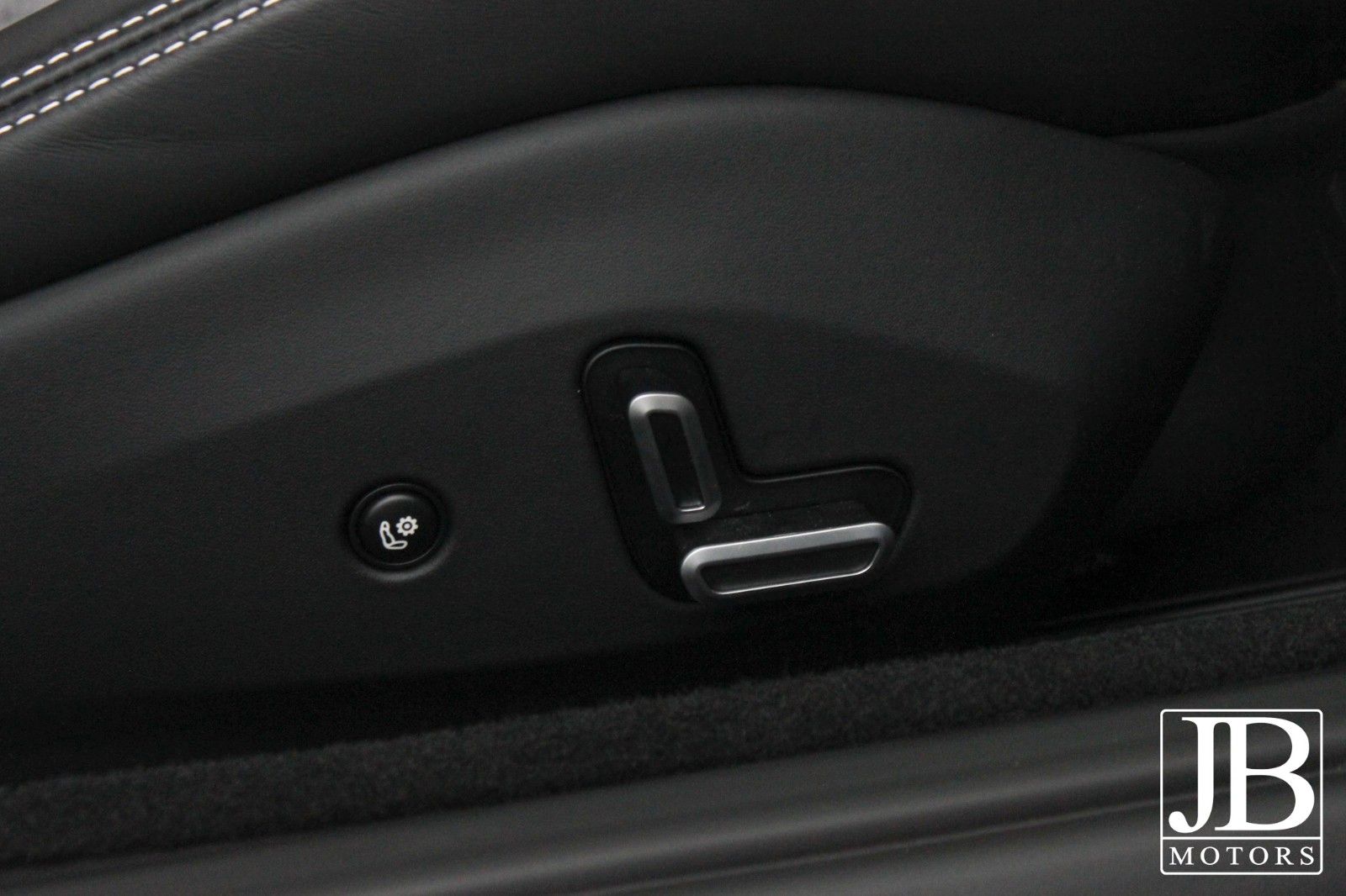 Fahrzeugabbildung Ferrari Portofino LED Beifahrer Display Alcantara