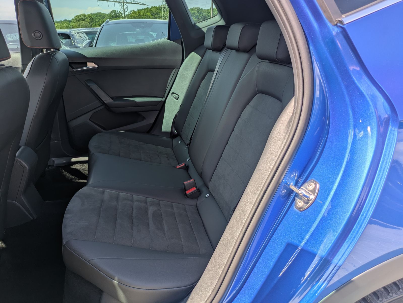 Fahrzeugabbildung SEAT Arona 1.0 TSI FR DSG AHK*ACC*LED*APP*DAB*KAMERA