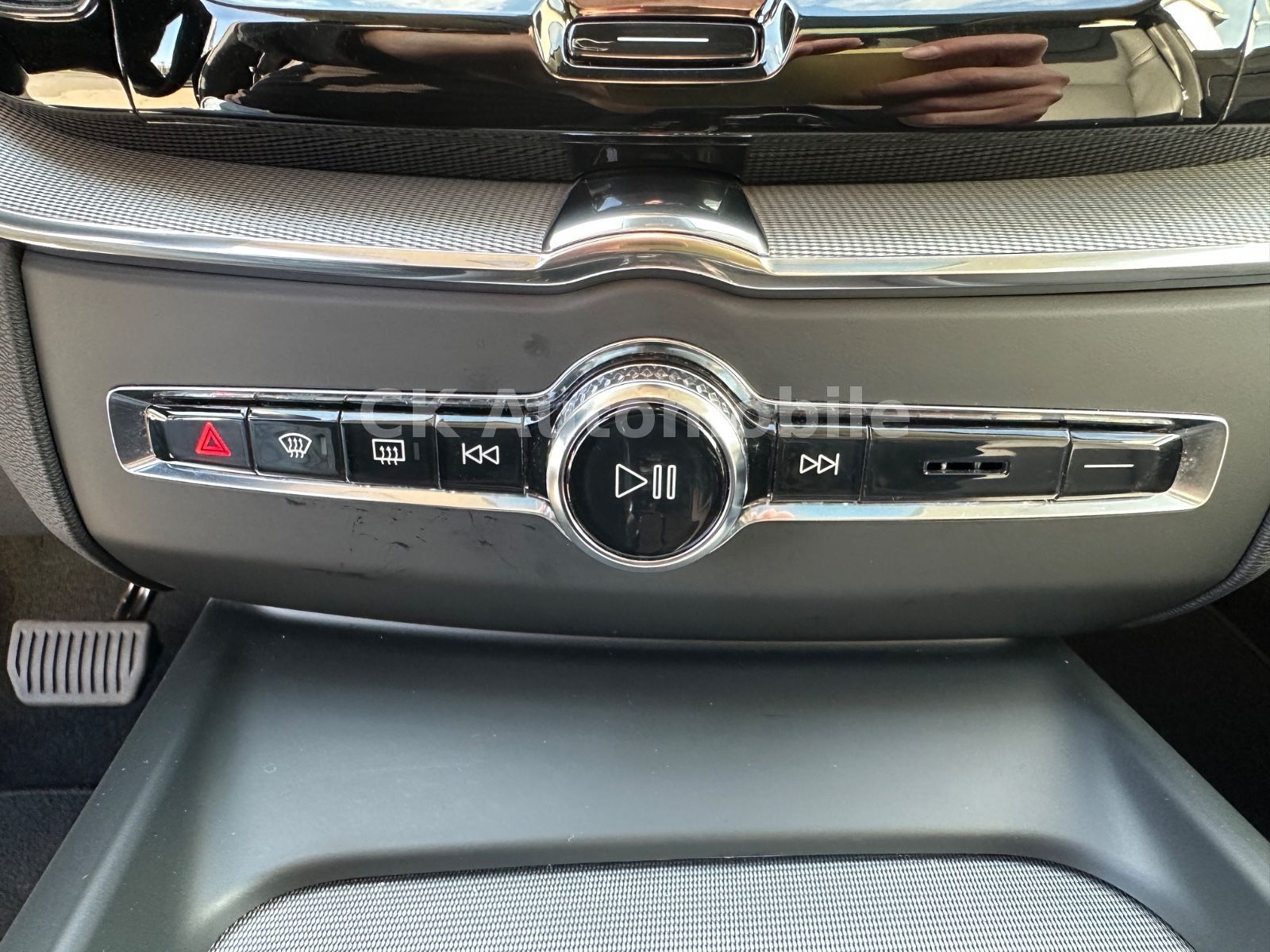 Fahrzeugabbildung Volvo XC60 B4 PlusDark AWD/BLIS/Leder/Pano/LED/360°Kam