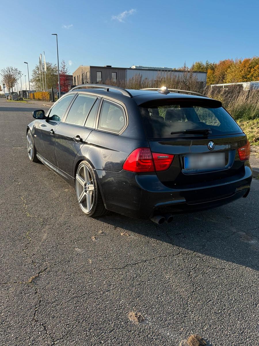 BMW 320 2008 — салон