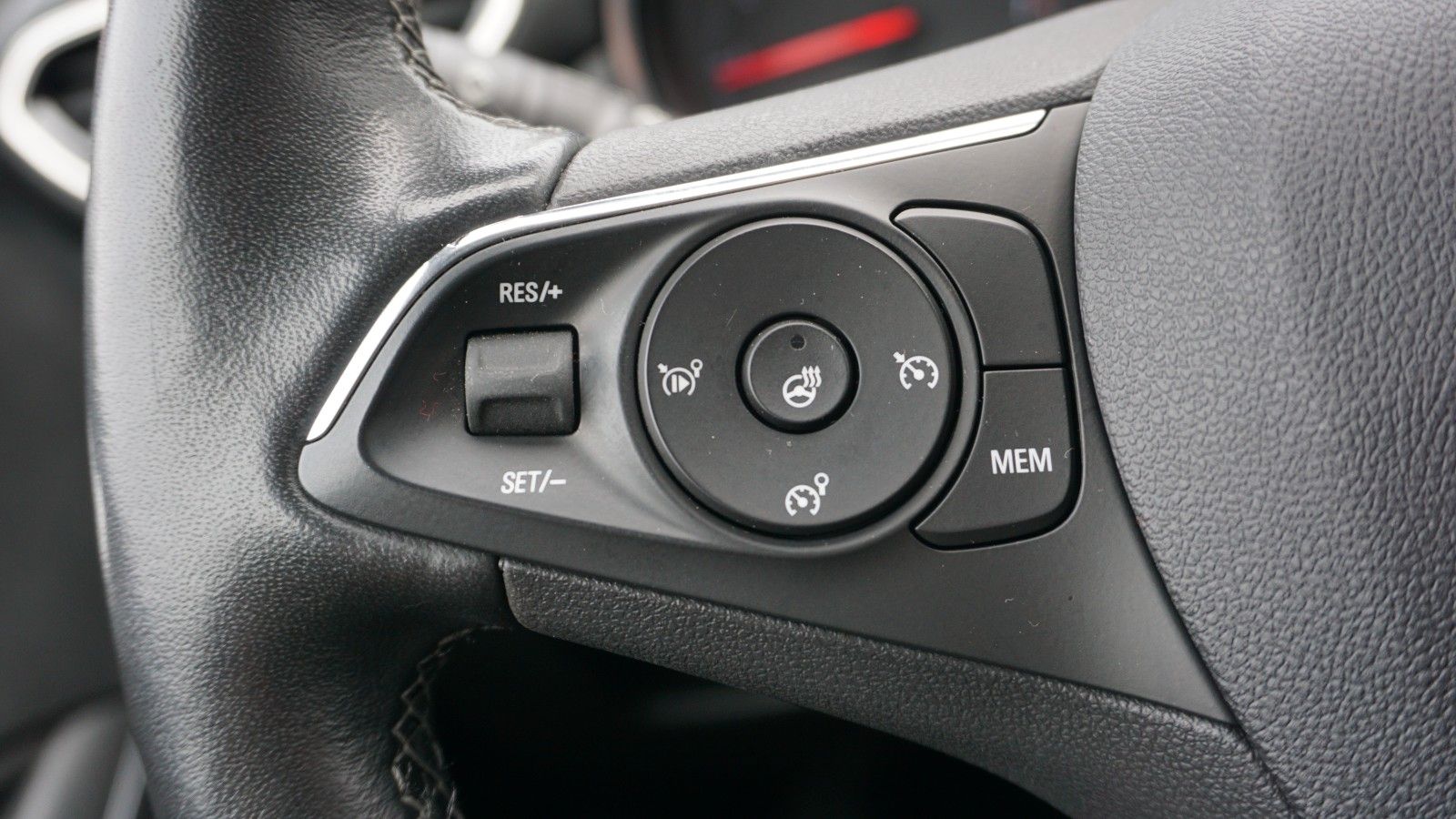 Fahrzeugabbildung Opel Crossland (X) Ultimate, Head Up, Navi, Leder
