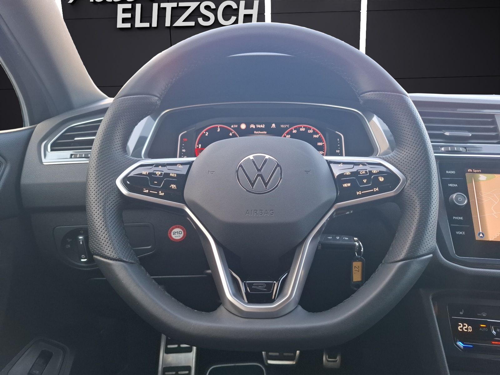 Fahrzeugabbildung Volkswagen Tiguan Allspace TDI R-Line DSG 4M Matrix AHK Nav