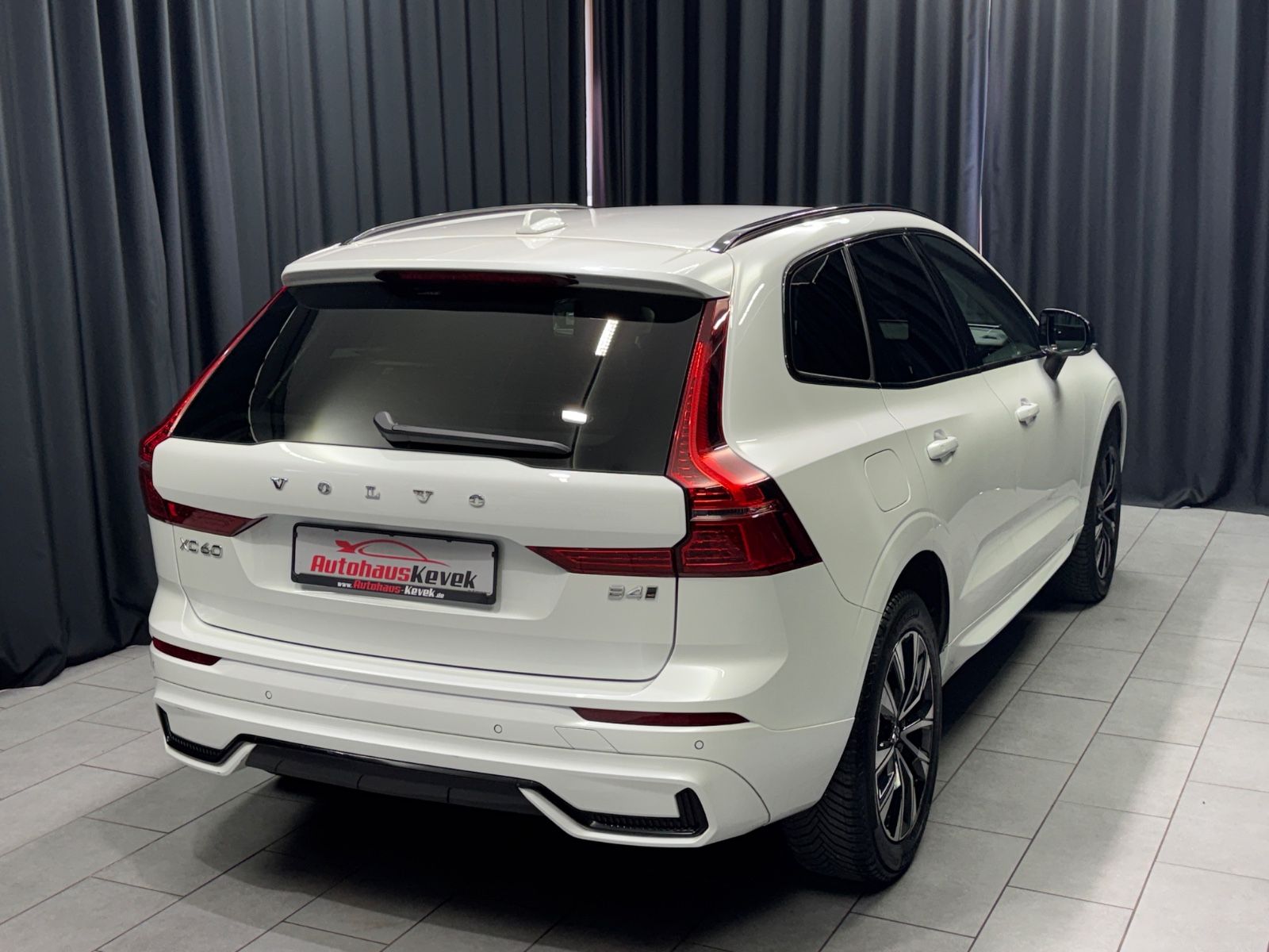 Fahrzeugabbildung Volvo XC 60 Plus Dark AWD |H/K|STDHZ|LED