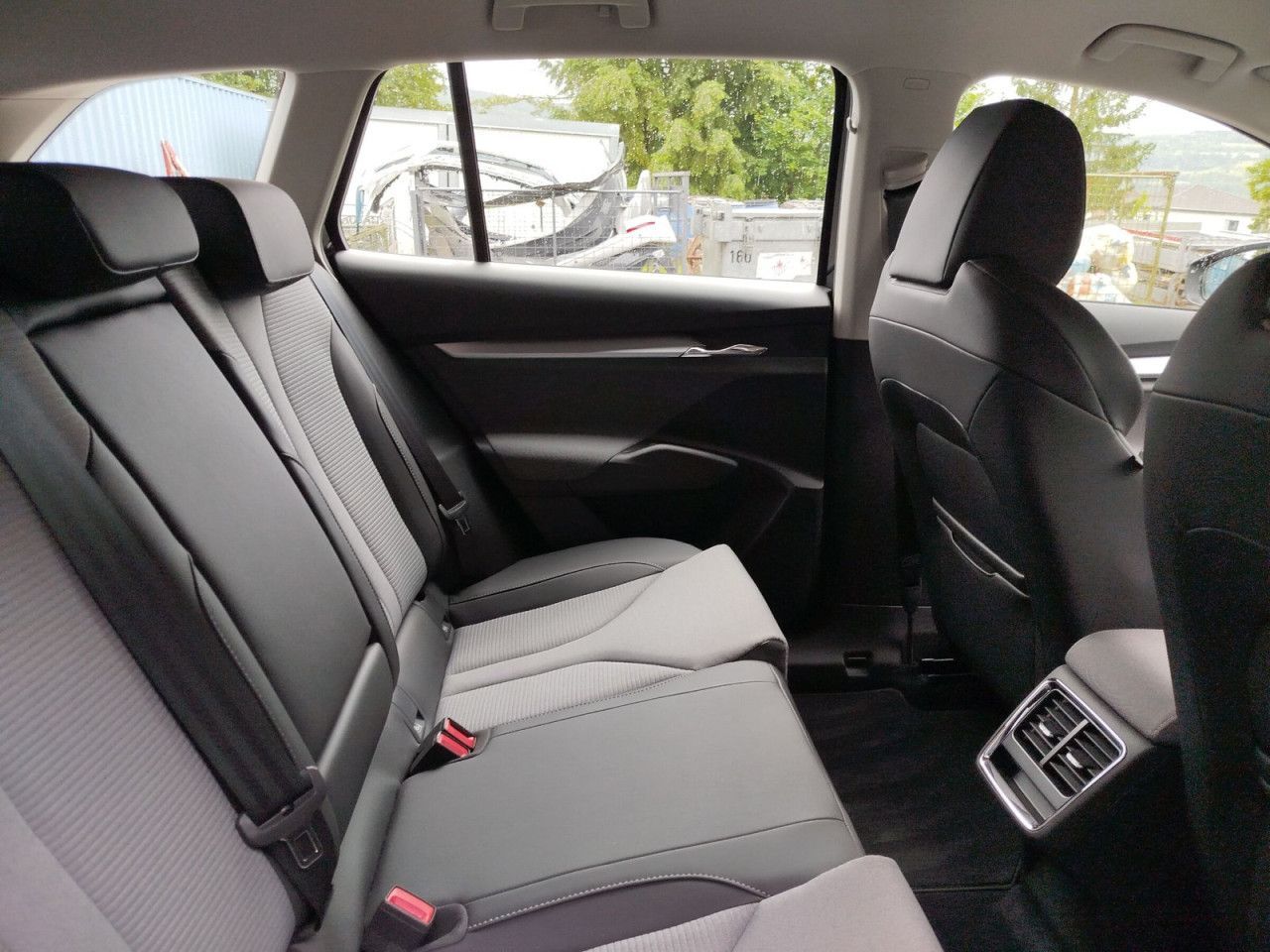 Fahrzeugabbildung SKODA Enyaq 60 132/62 E1H, AHK