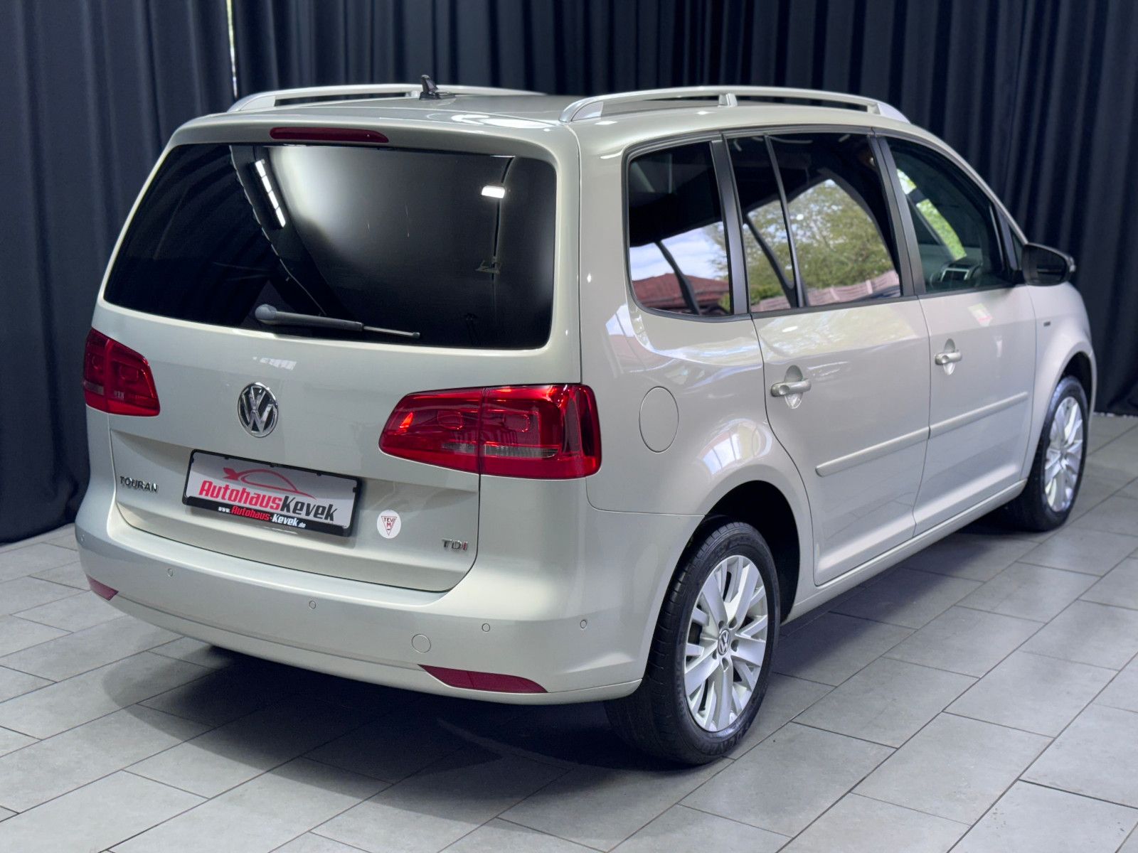Fahrzeugabbildung Volkswagen Touran Life*PANORAMA*PARKASSIST*NAVI*6-GANG