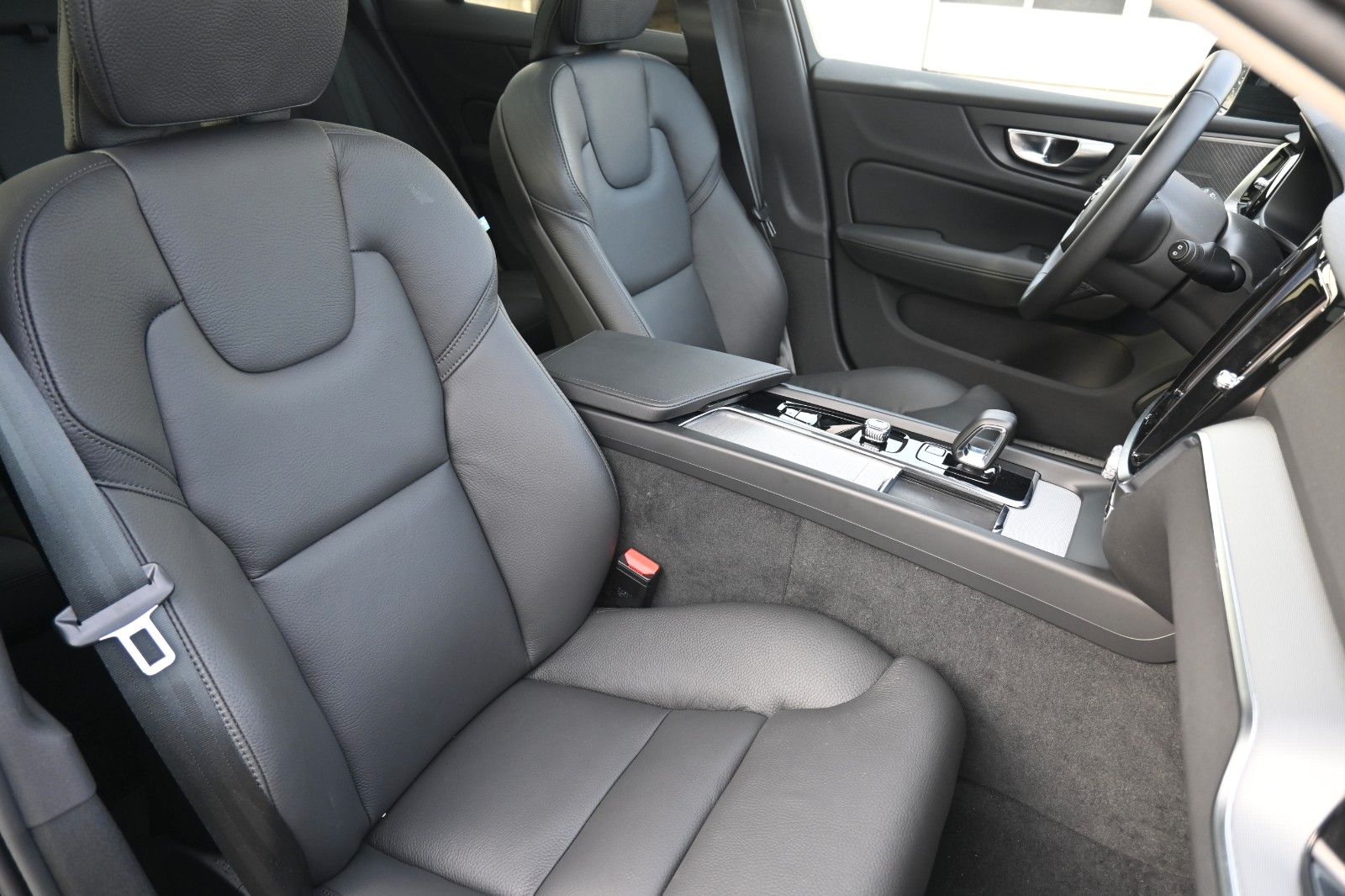 Fahrzeugabbildung Volvo V60 B4 DKG Plus Dark*FSHZG*H&K*360°*ACC*AHK