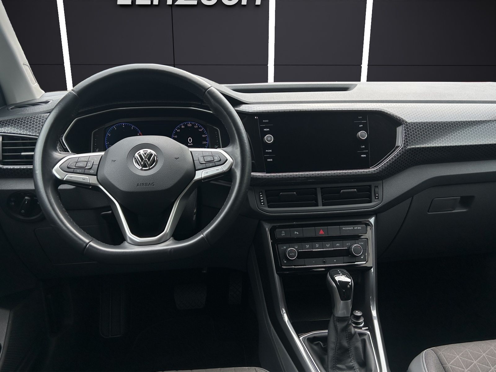 Fahrzeugabbildung Volkswagen T-Cross Style DSG LED Navi VC RFK SHZ 17"