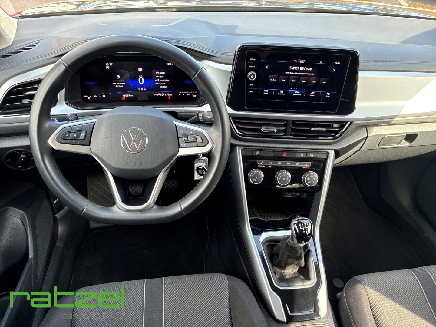 Fahrzeugabbildung Volkswagen T-Roc 1.5 Life Digitales Cockpit LED DAB SHZ Par