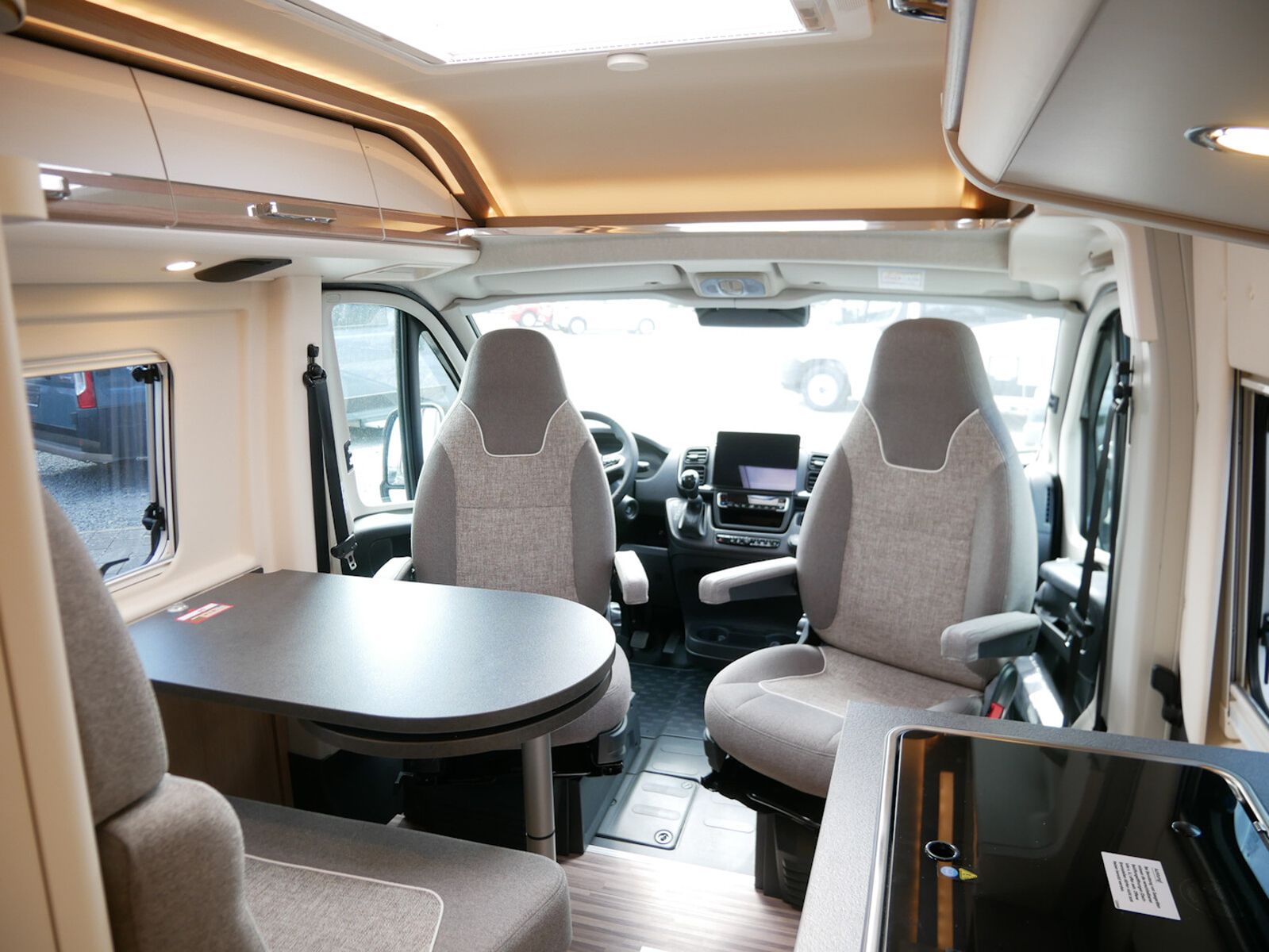 Fahrzeugabbildung Malibu Van first class - two rooms 640 LE RB D6E,Navi