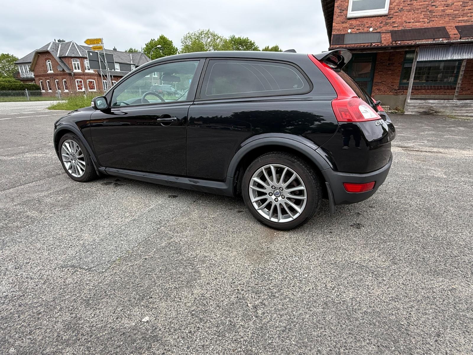Volvo C30 2.0 D Momentum (HU-AU 04.2028)