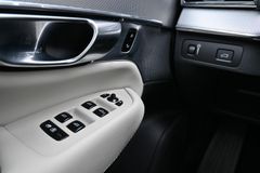 Fahrzeugabbildung Volvo XC90 B5 AWD* R-Design*STHZ*360°LUFT*B&W*22Zoll