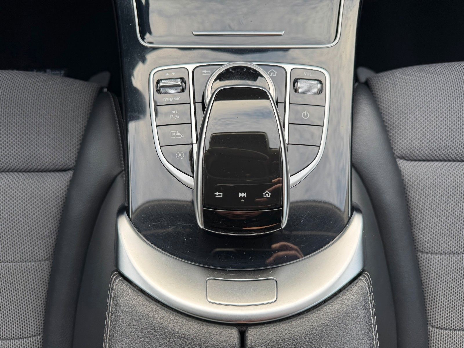 Fahrzeugabbildung Mercedes-Benz C 200 C Limousine+Avantgarde+AHK+RFK+TotW