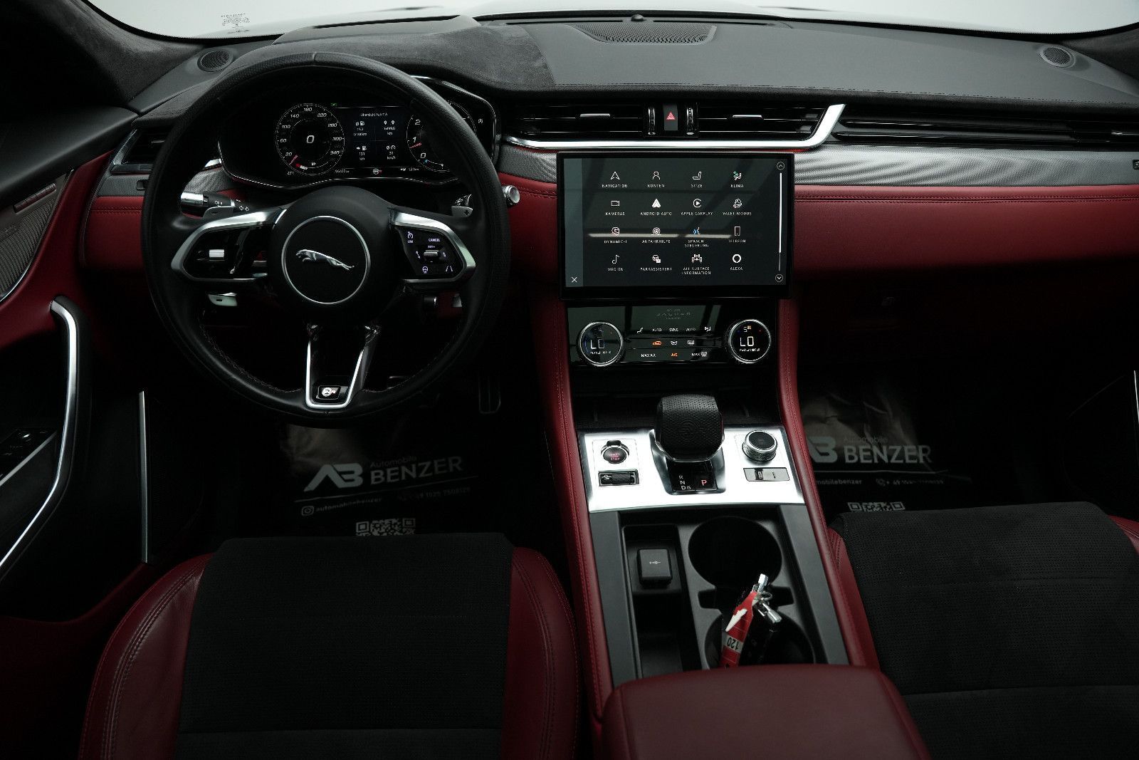 Fahrzeugabbildung Jaguar F-Pace F-PACE SVR /PANO/MERIDIAN/HUD/360°KAM/MEM