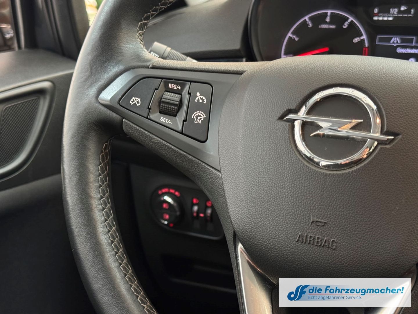 Fahrzeugabbildung Opel Corsa E drive Automati SHZ LenkradH Temp PDC Ber