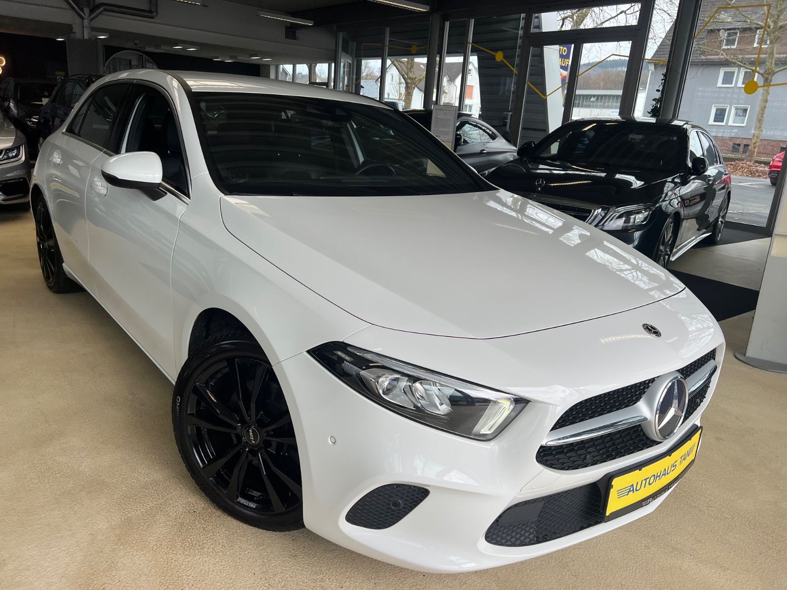 Fahrzeugabbildung Mercedes-Benz A 200 *AMBIENTE*WIDESCREEN*KAMERA*CARBON*LED*