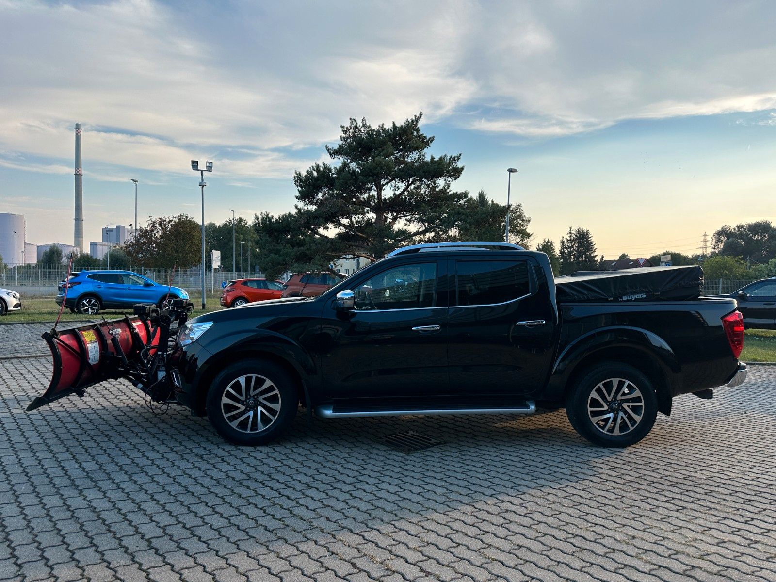 Fahrzeugabbildung Nissan Navara 2.3 Tekna 4x4 DIFF+AHK+STREU.+SCHNEEPFLUG