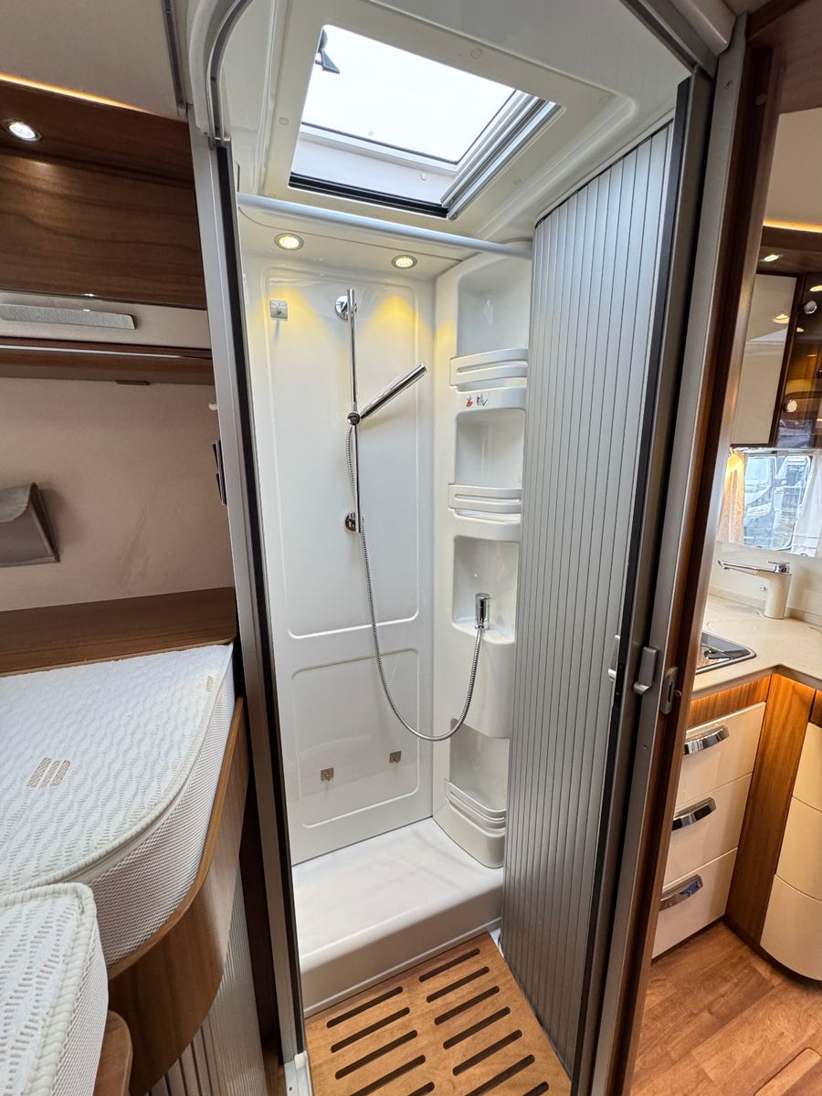 Fahrzeugabbildung HYMER / ERIBA / HYMERCAR B 678 PREMIUM LINE LITIHIUM 200 SOLAR SAT 1.HAND