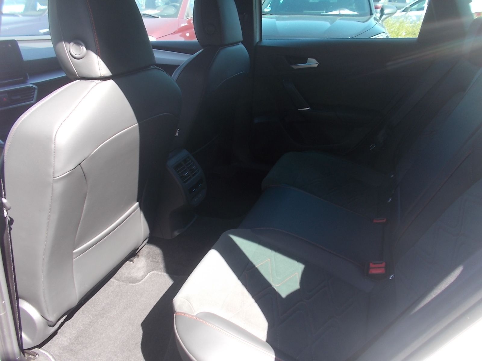 Fahrzeugabbildung SEAT Leon FR Sportstourer 1.5 eTSI DSG + AHK