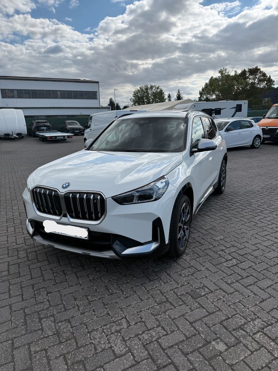 BMW iX1 30 xDRIVE xLINE PANO 19 LEDER AHK LED foto 9