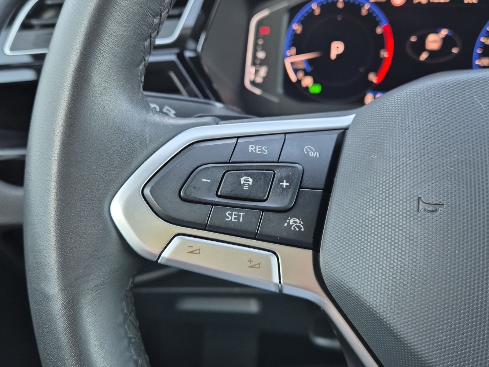 Fahrzeugabbildung Volkswagen Touran TSI Comfortline DSG R-Line LED Navi AID A