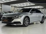 Volkswagen Arteon 2.0 TDI PANO/AHK/NAVI/ACC/HUD/SHZ/MATRIX - Volkswagen Arteon mit Diesel-Antrieb: Ambiente-Beleuchtung