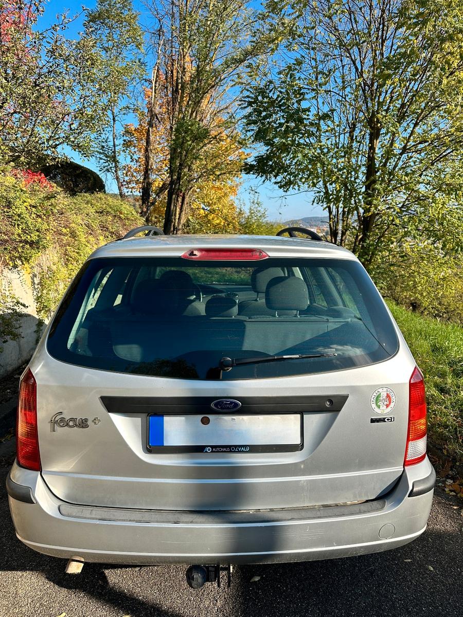 Ford Focus 2004 — rear view