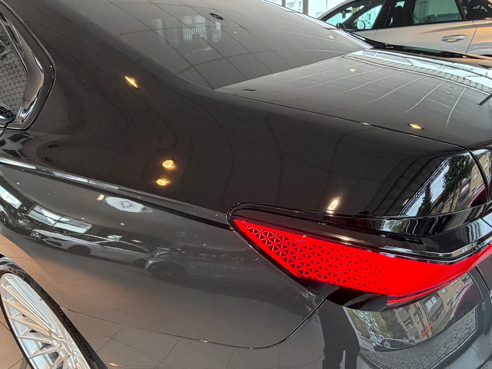 Fahrzeugabbildung BMW 740 d xDrive M Sport/CINEMA-TV/SKY LOUNGE/ICONIC