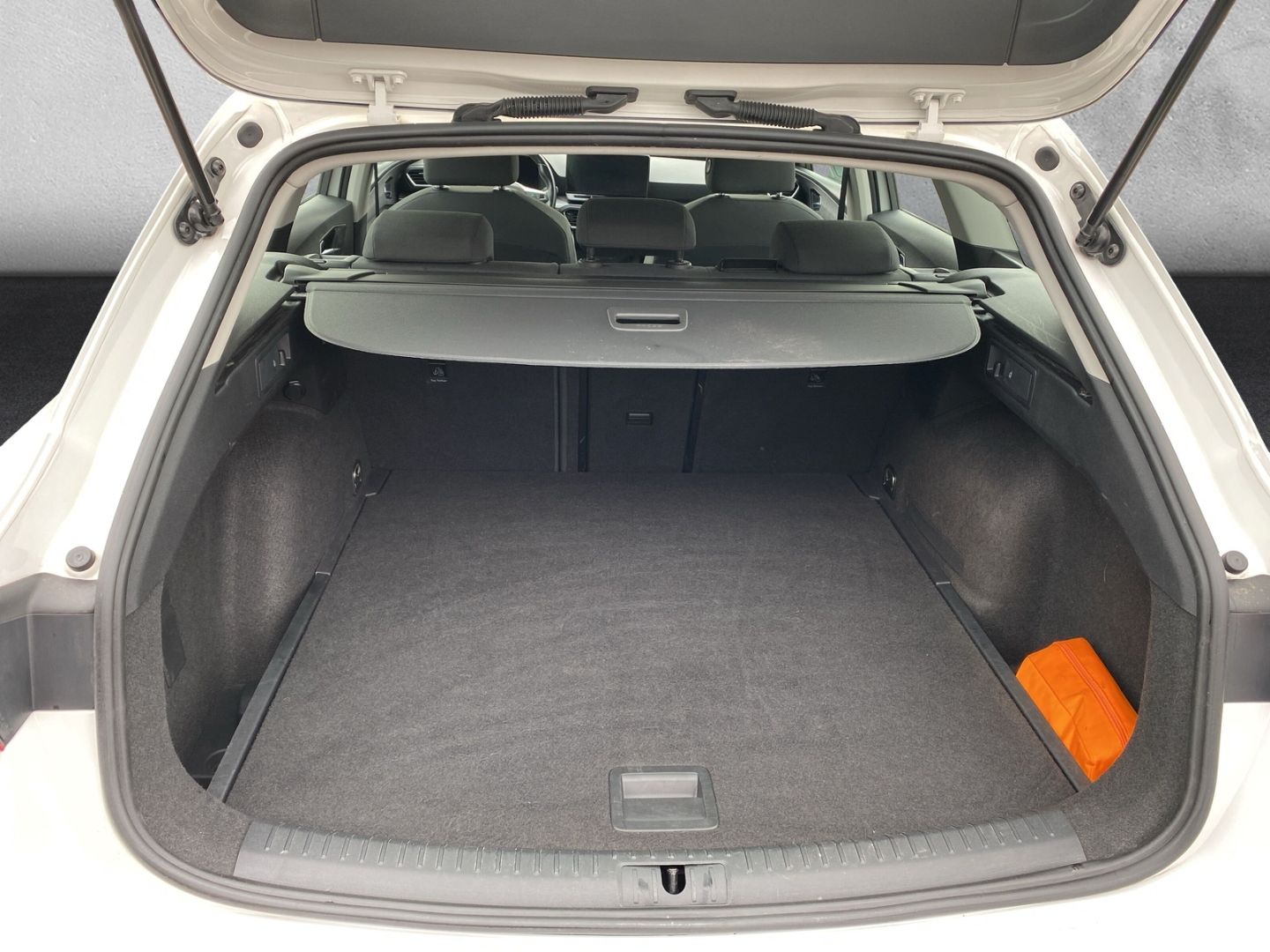Fahrzeugabbildung SEAT Leon Sportstourer Style Navi Digitales Cockpit L