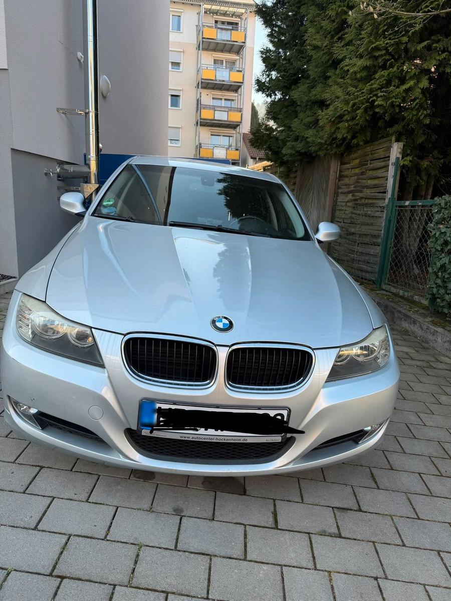 BMW 320 2009 — rear view