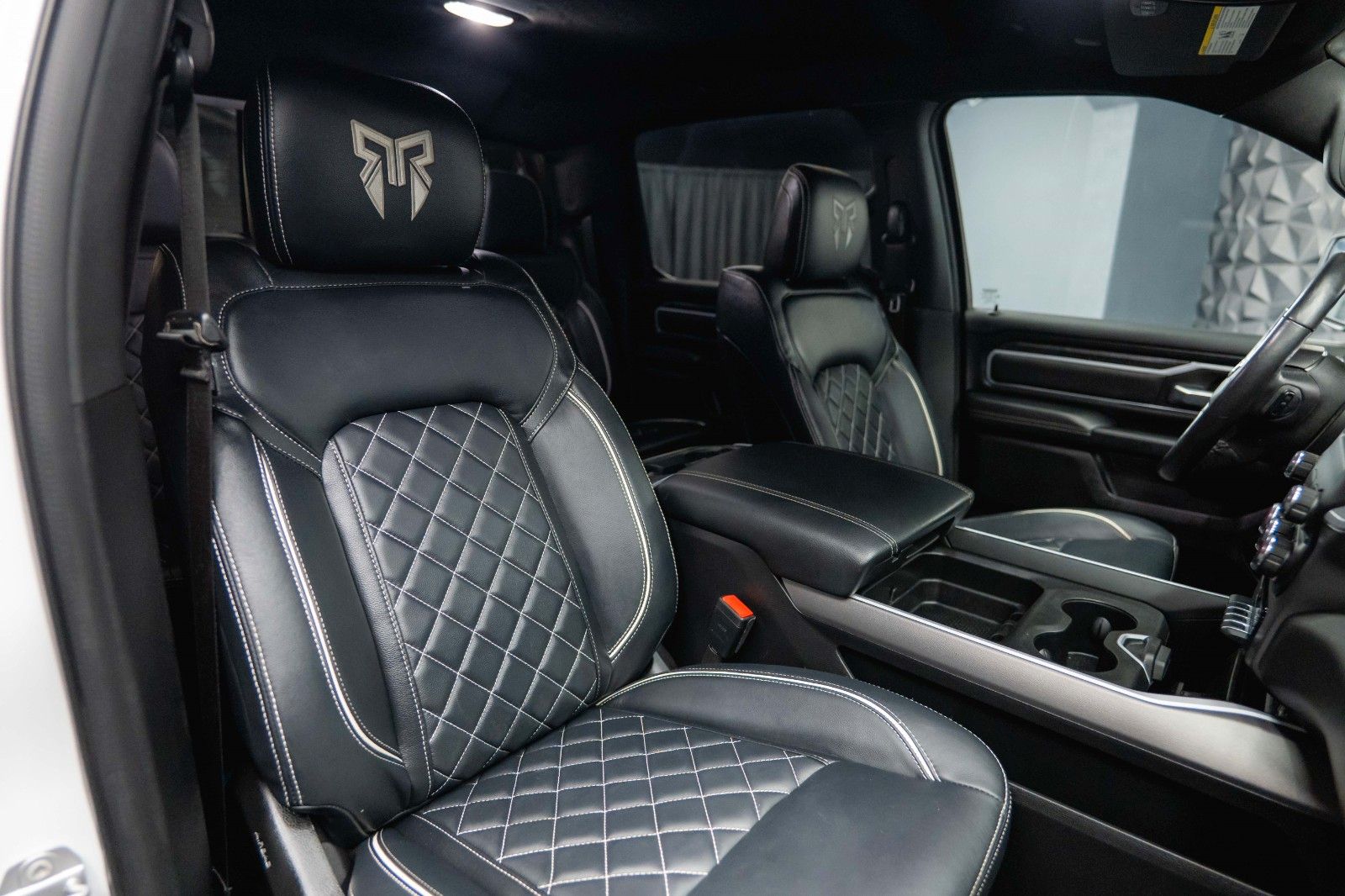 Fahrzeugabbildung Dodge RAM 5.7 V8 HEMI 4x4 OFFROAD Night-Paket *LED*