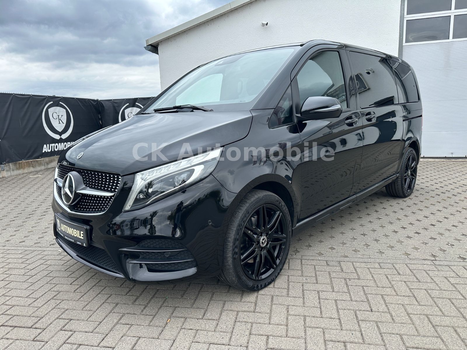 Fahrzeugabbildung Mercedes-Benz V 250d Edition 4MATIC Kompakt AMG-Line / 6 Sitze