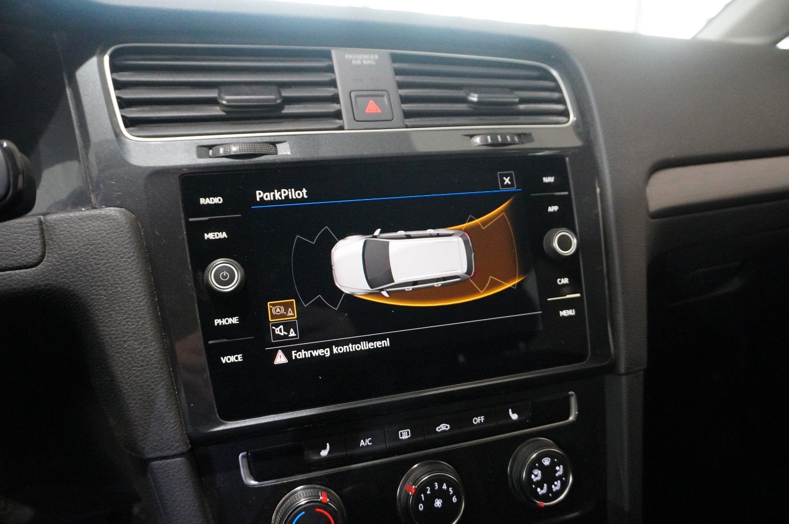 Fahrzeugabbildung Volkswagen Golf VII Variant 1.6 TDI NAVI/LED/SH/ACC/PDC/AHK