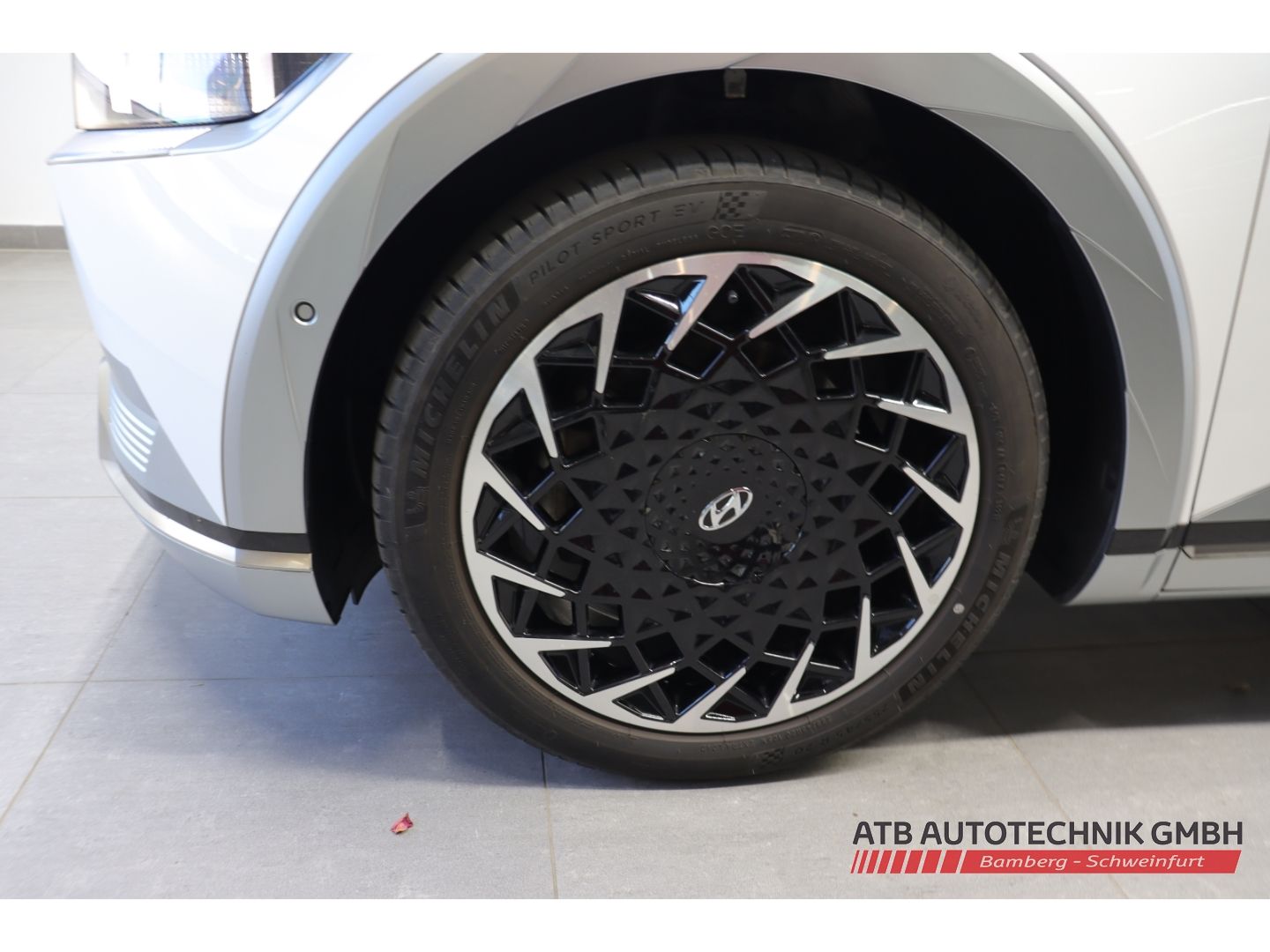 Fahrzeugabbildung Hyundai IONIQ 5 UNIQ 72,6 kWh 4WD 91,9% SOH HUD Navi Sou