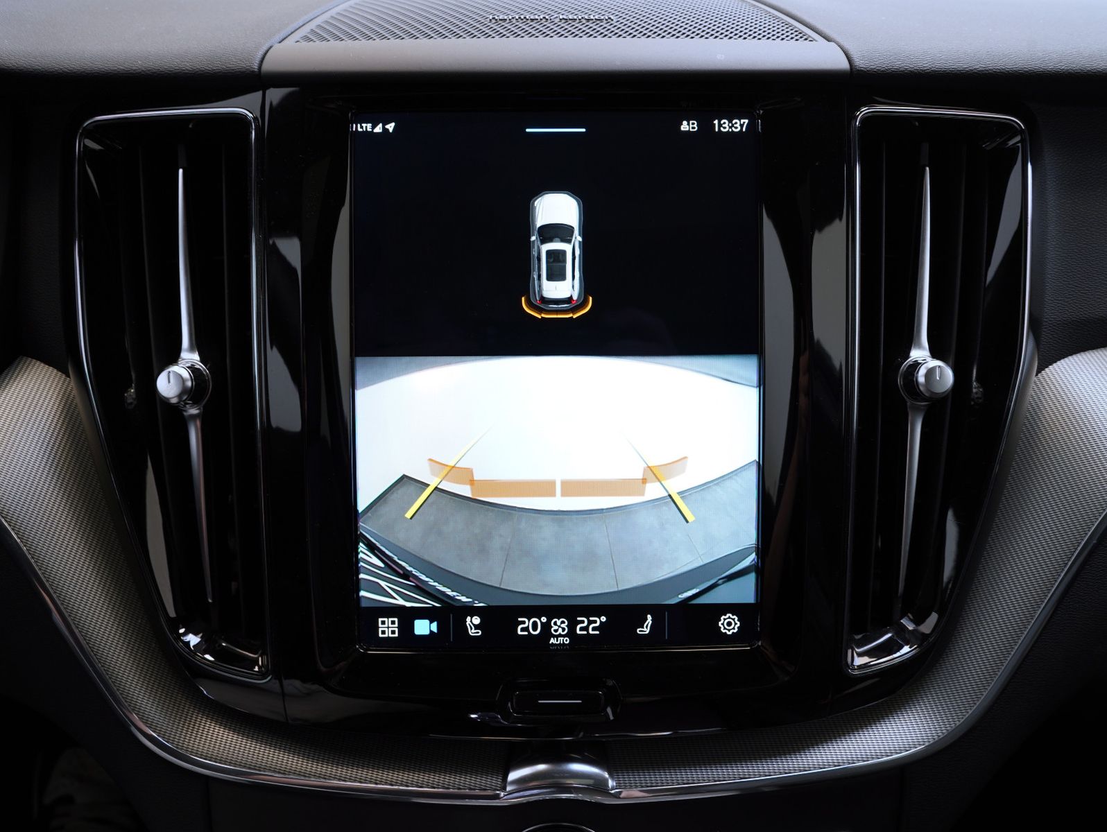 Fahrzeugabbildung Volvo XC60 B4 D AWD Plus Dark PANORAMA/LED/ACC/AHK