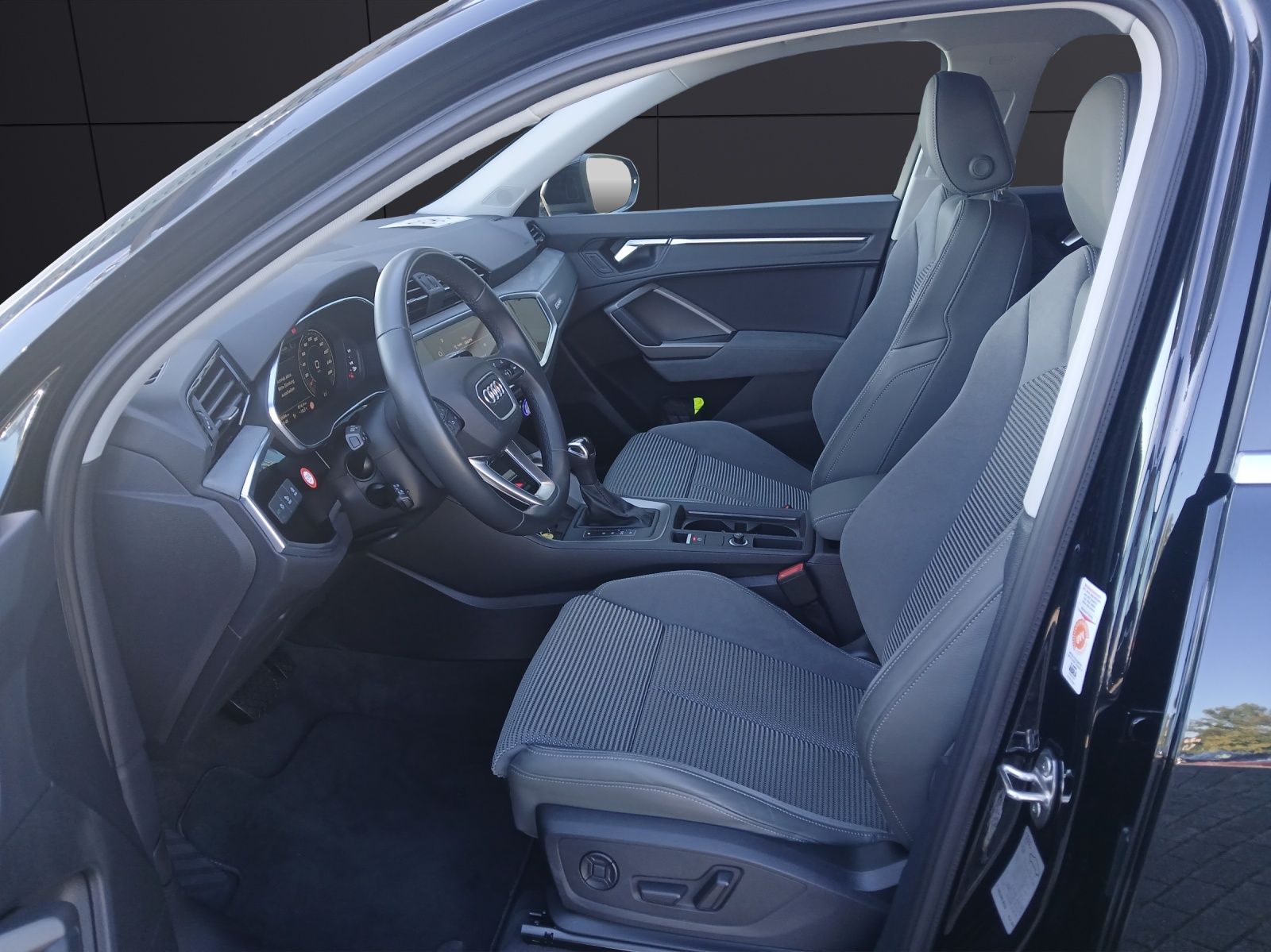 Fahrzeugabbildung Audi Q3 Sportback 45 TFSI quattro S-line S-tronic LED