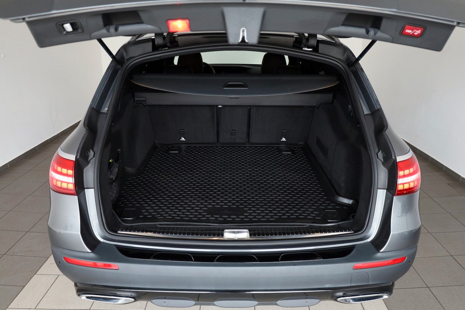 Fahrzeugabbildung Mercedes-Benz E 220 d 4M All-Terrain,Kamera,Navi,SH,AHK, SR+WR