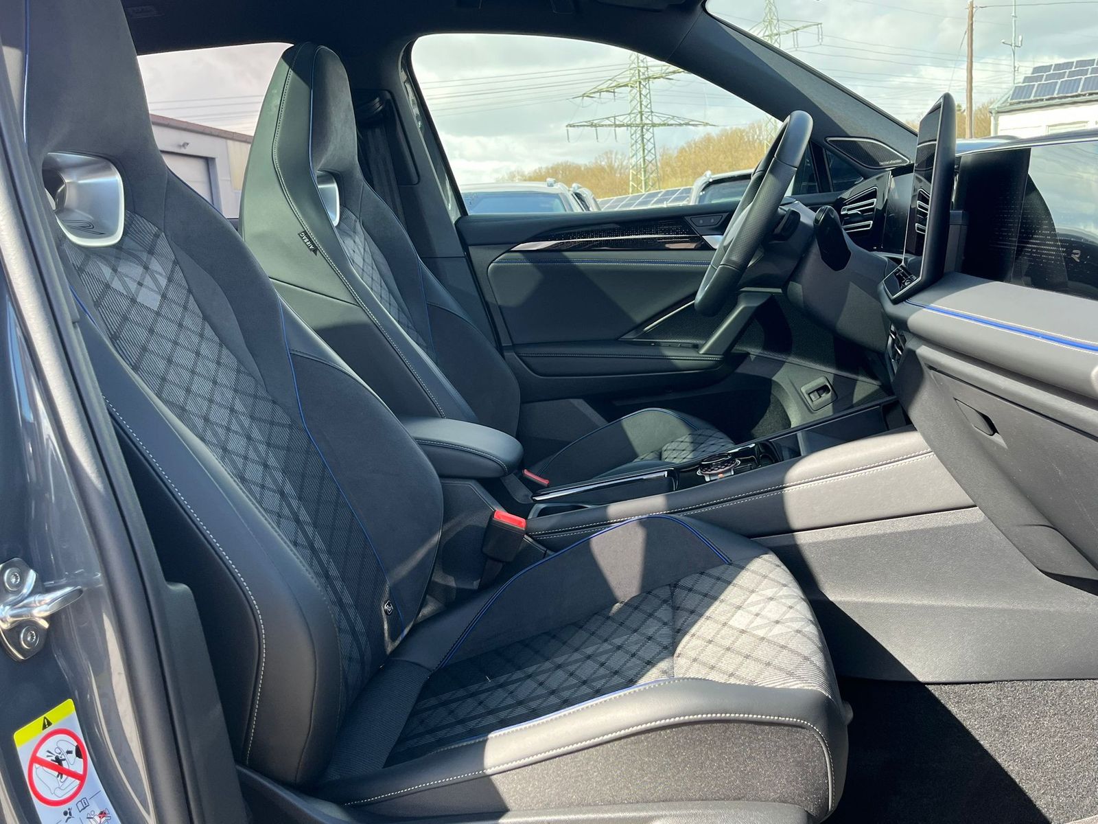 Fahrzeugabbildung Volkswagen Tiguan 2.0 TDI 4M R-Line PANO*H&K*AHK*MATRIX*20"