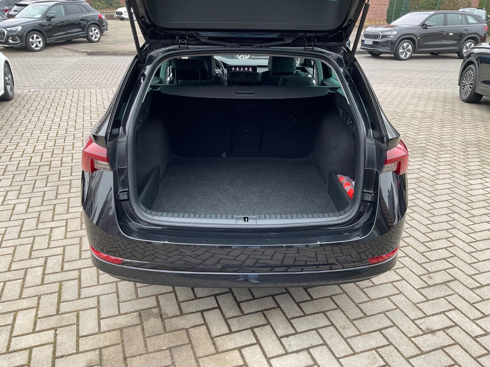 Fahrzeugabbildung SKODA Octavia Combi 2.0 TDI DSG,Navi,LED,HeadUp