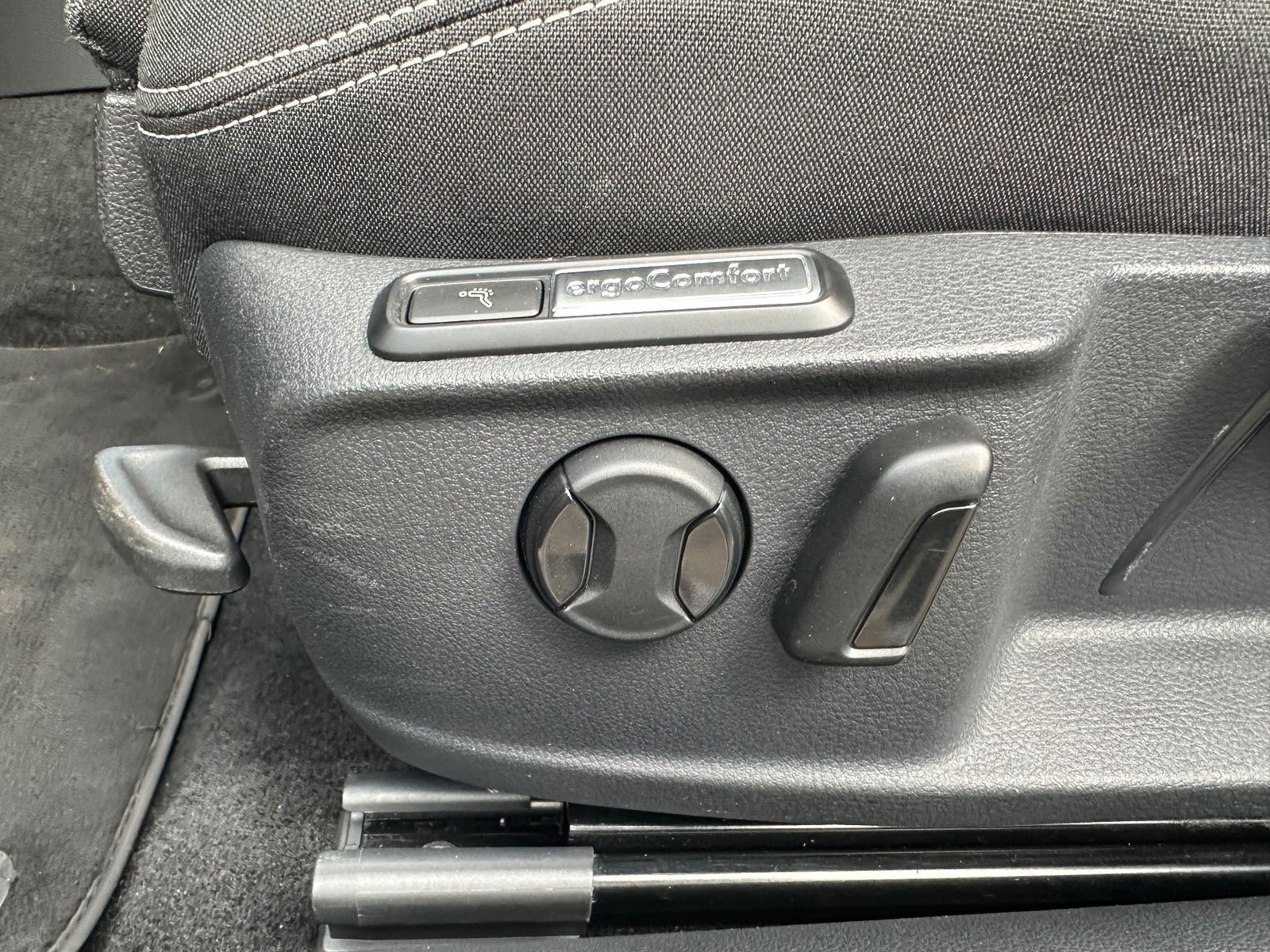 Fahrzeugabbildung Volkswagen Passat Variant 2.0 TDI DSG Business NAV+LED+PANO
