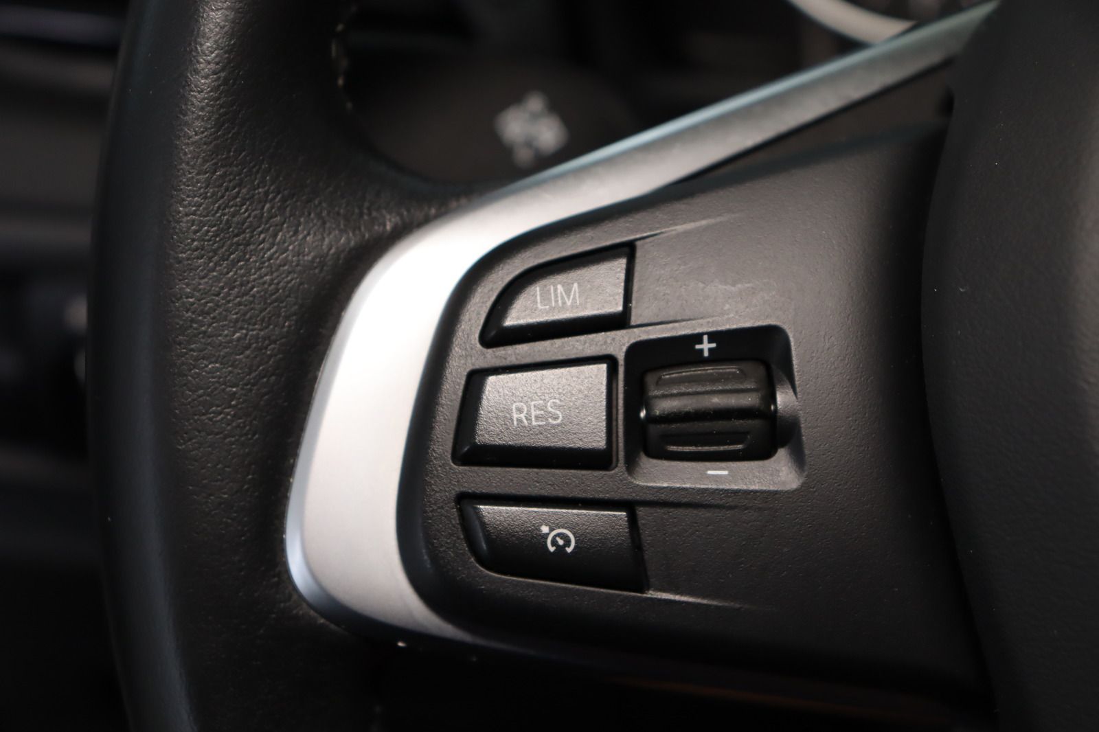Fahrzeugabbildung BMW 218 i Active Tourer LED * Navi * PDC * Sitzhzg.