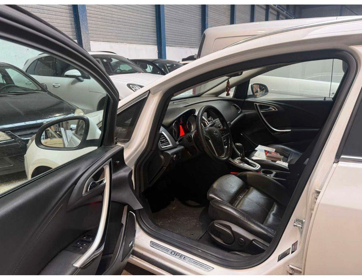 Opel Astra 2011 — interior