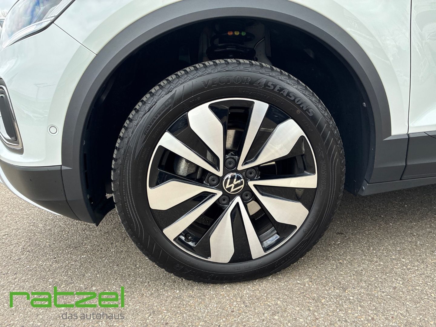 Fahrzeugabbildung Volkswagen T-Roc Goal 1.5 Life 110 TSI LED ACC Travel Assis