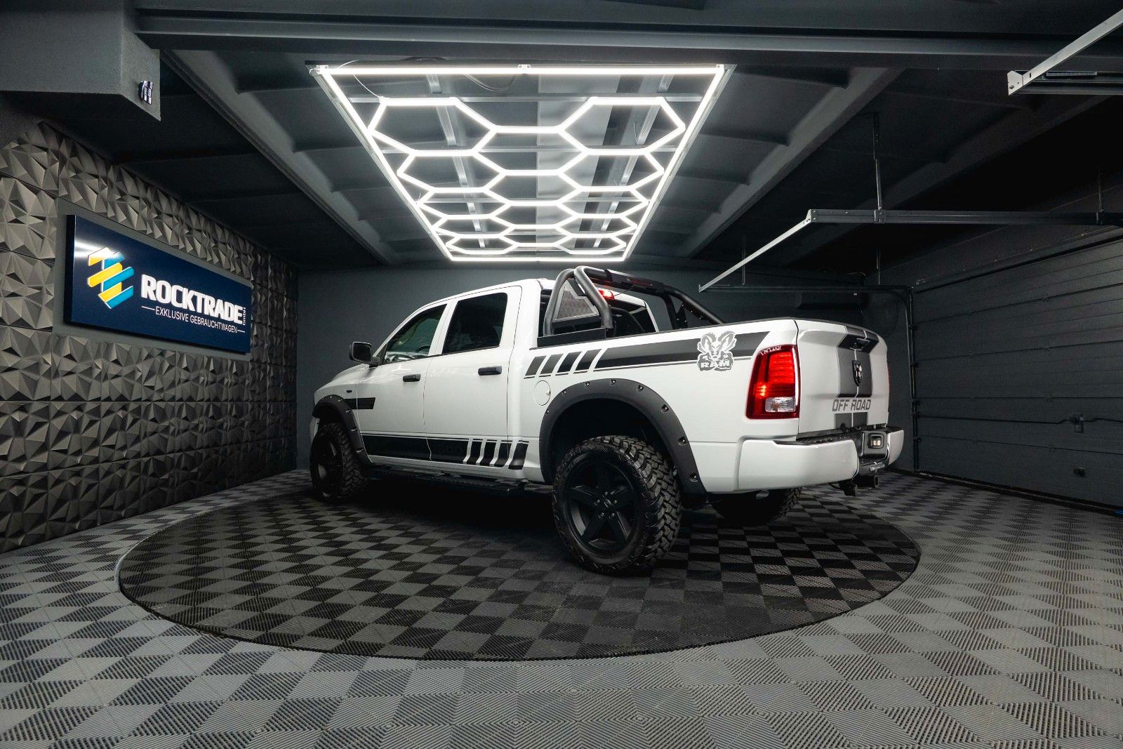 Fahrzeugabbildung Dodge RAM 5.7 V8 HEMI 4x4 OFFROAD Night-Paket *LED*19%