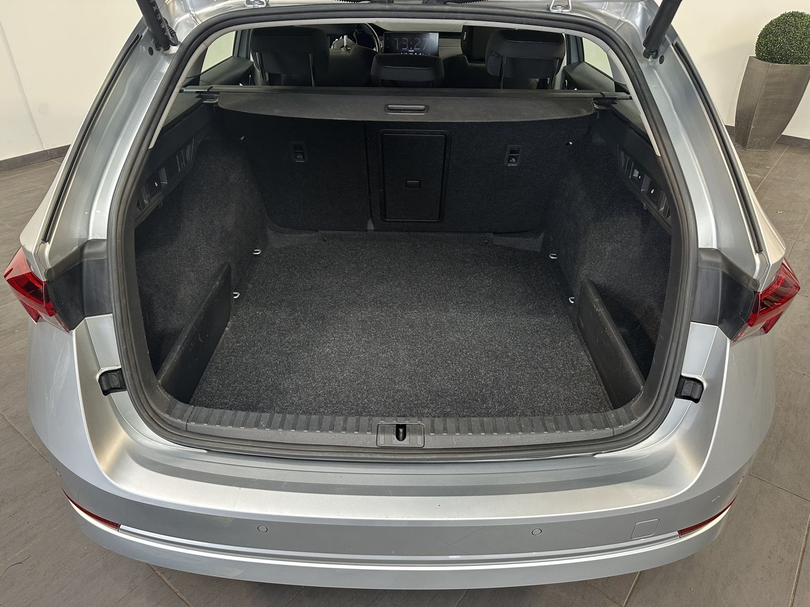 Fahrzeugabbildung SKODA Octavia Combi 2.0 TDI DSG Style NAV+LED+AHK+17ZO