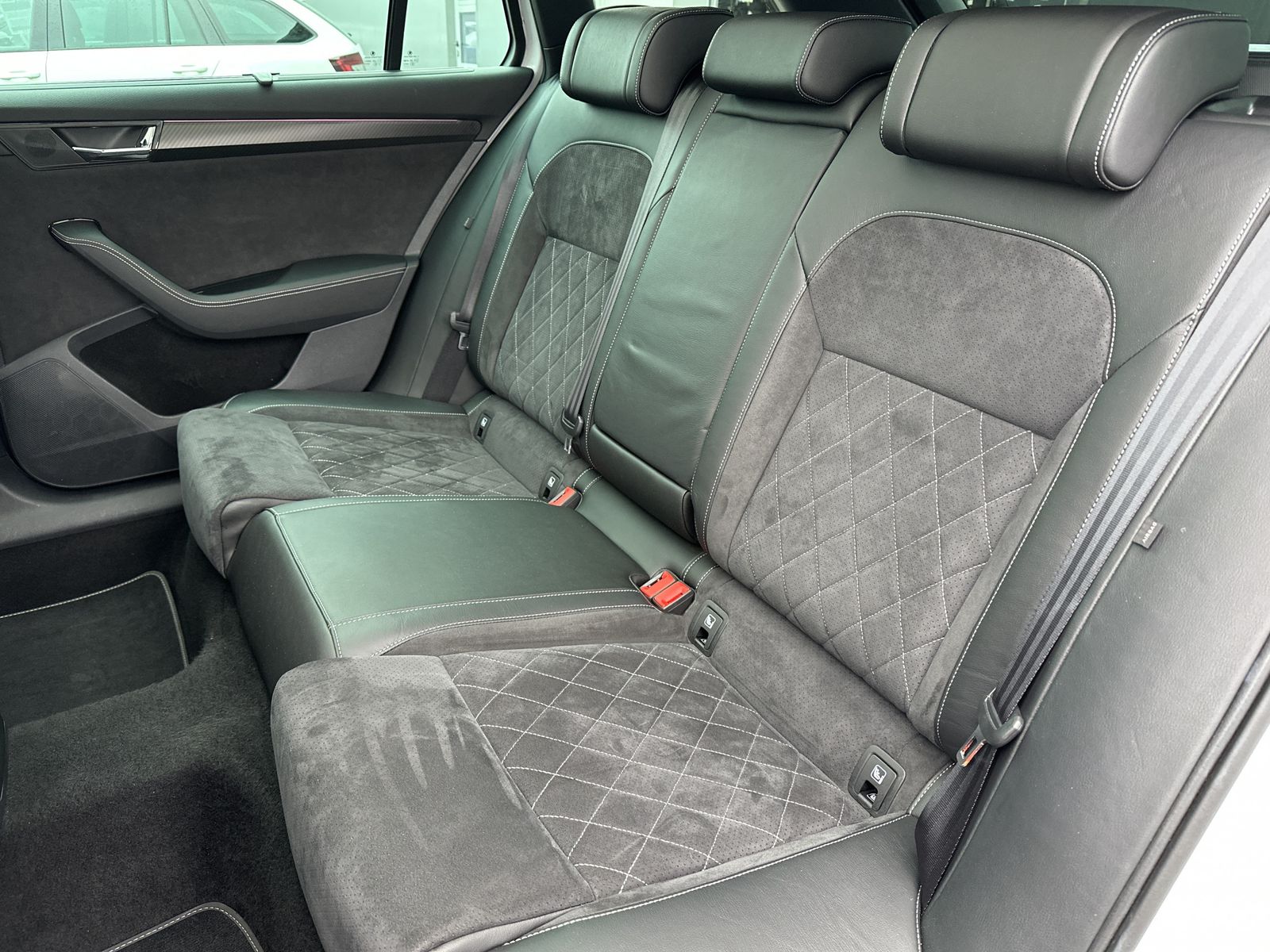 Fahrzeugabbildung SKODA Superb Combi 2.0 TDI DSG Sportline NAV+LED+PANO