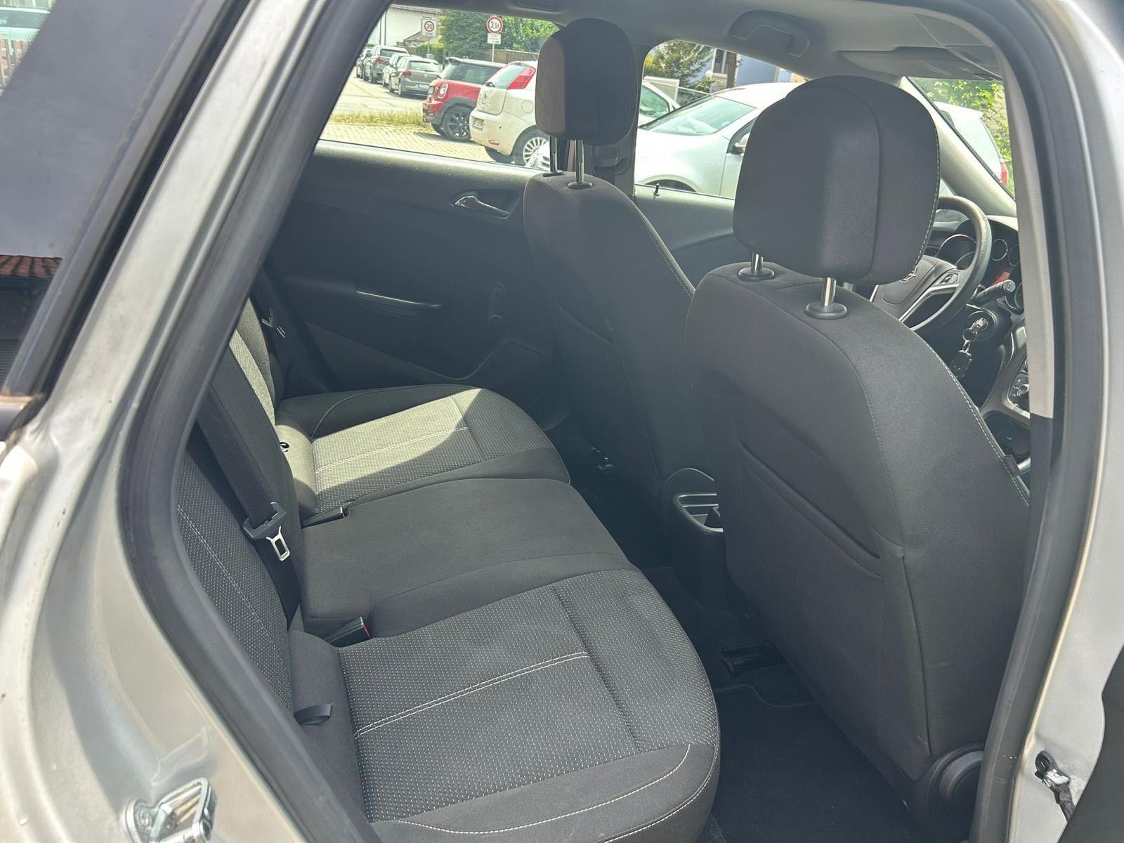 Opel Astra 2011 — photo 7