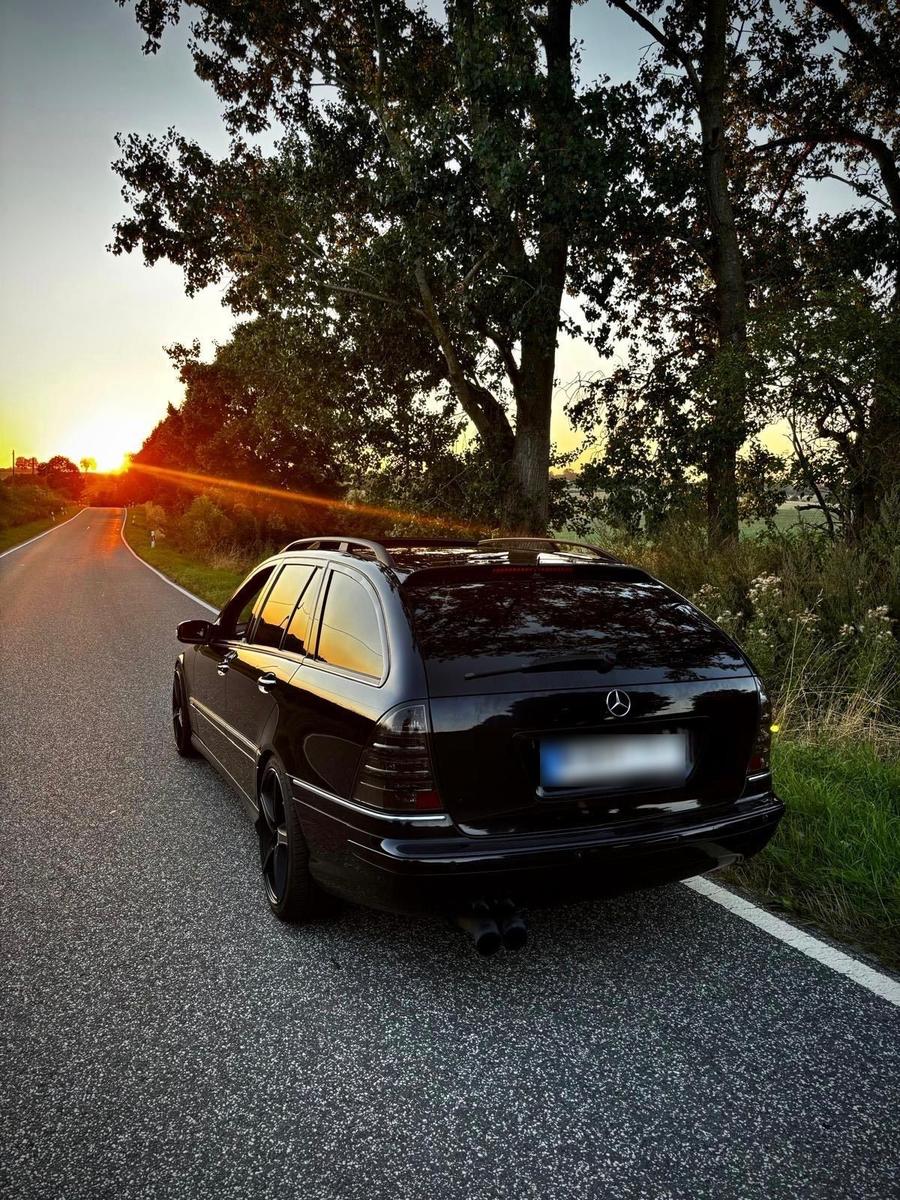 Mercedes-Benz C320 2005 — rear view